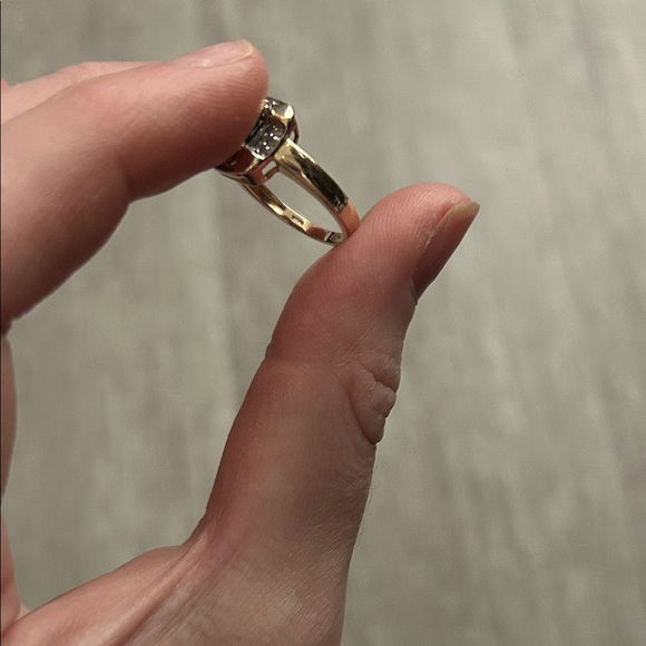 Vintage estate solid 10kt diamond and peridot ring - Picture 4 of 9